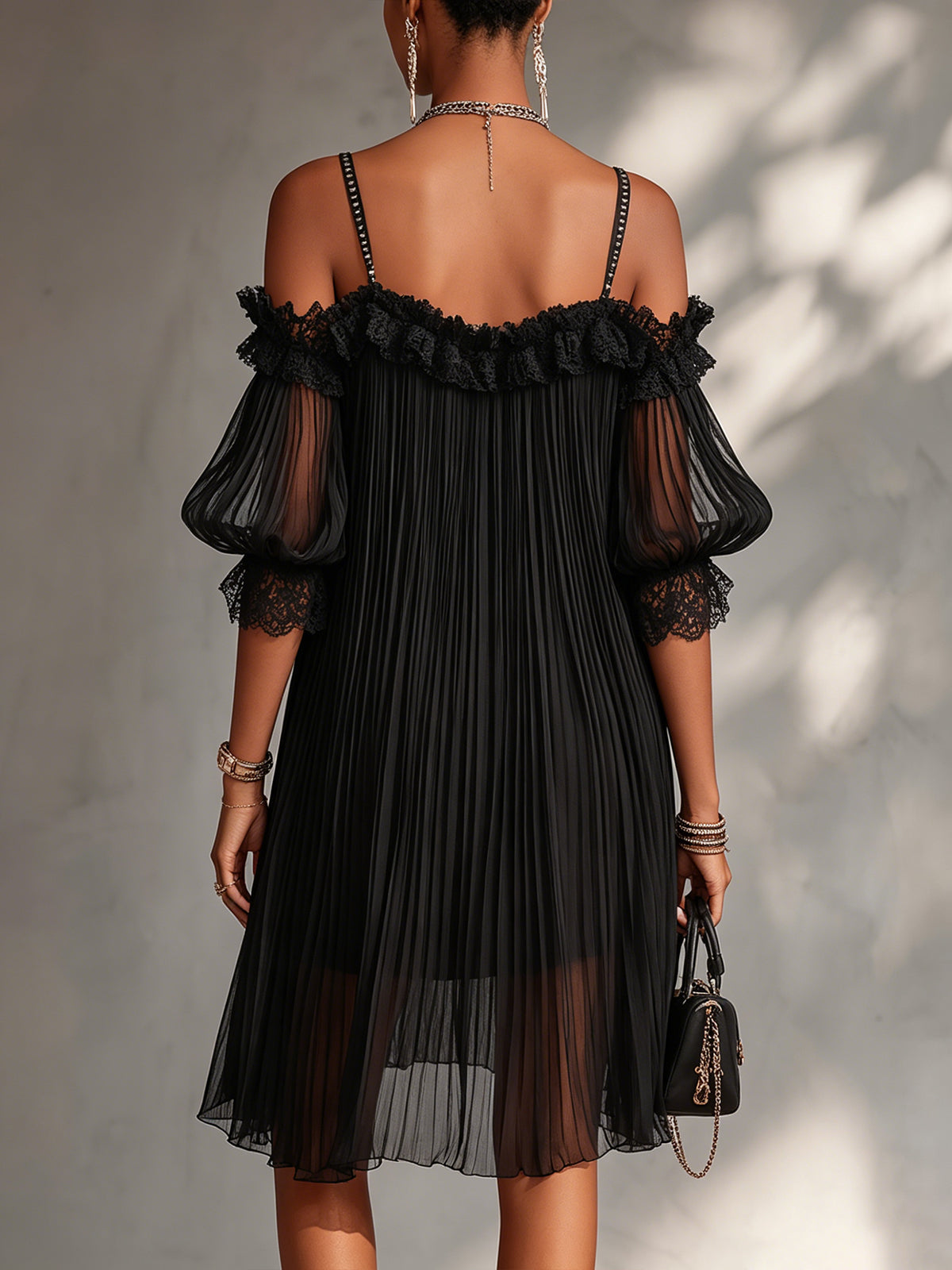 Bruma | Vestido negro plisado de gasa con hombros descubiertos y mangas abullonadas