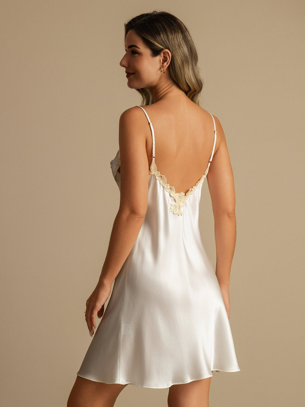 Camisón corto de seda de morera 100% con tirantes finos y espalda en V de encaje
