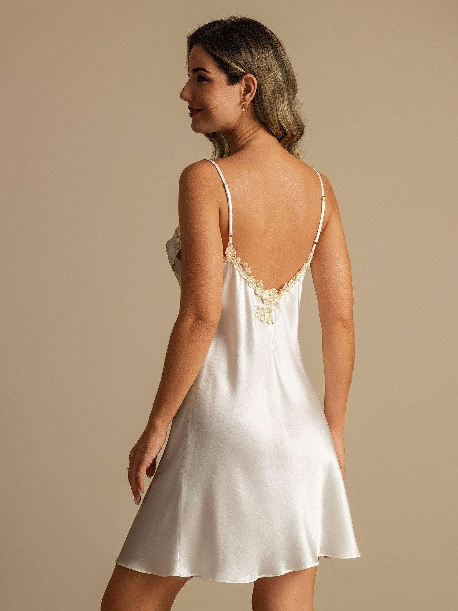 Camisón corto de seda de morera 100% con tirantes finos y espalda en V de encaje