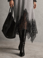 Vestido midi gris de punto con bajo de encaje