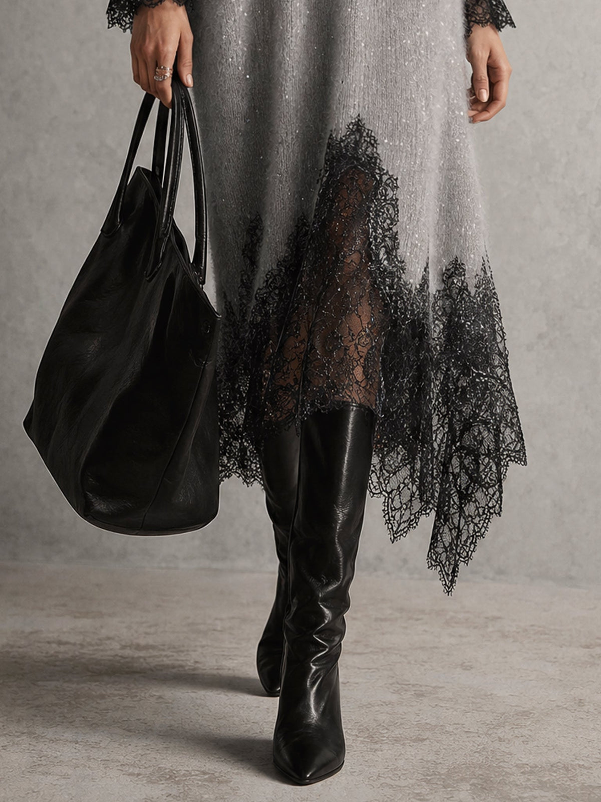 Vestido midi gris de punto con bajo de encaje