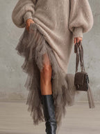 Vestido midi de punto de mohair con lentejuelas en color topo y falda de tul transparente con volantes en capas