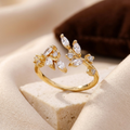 Anillo de oro con hoja abierta