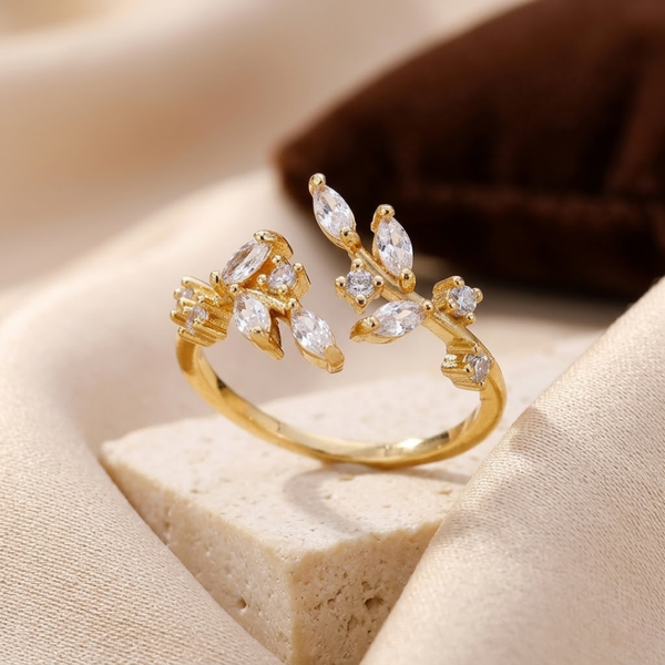 Anillo de oro con hoja abierta