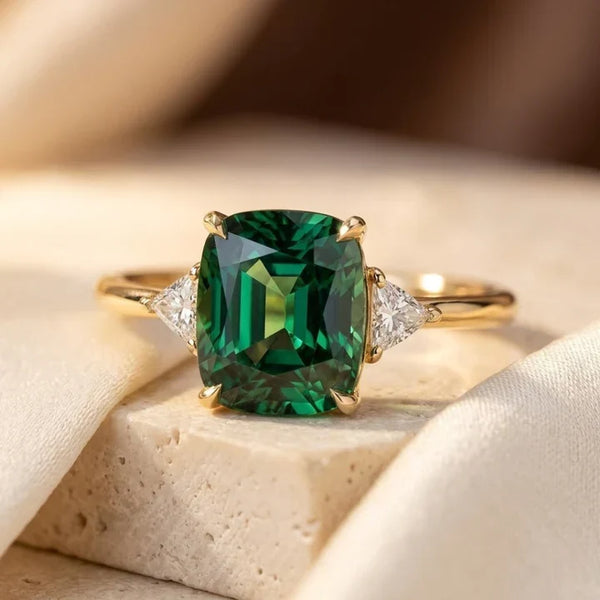 Anillo solitario de oro con talla cojín