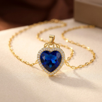 Collar de corazón de zafiro dorado