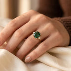 Anillo solitario de oro con talla cojín