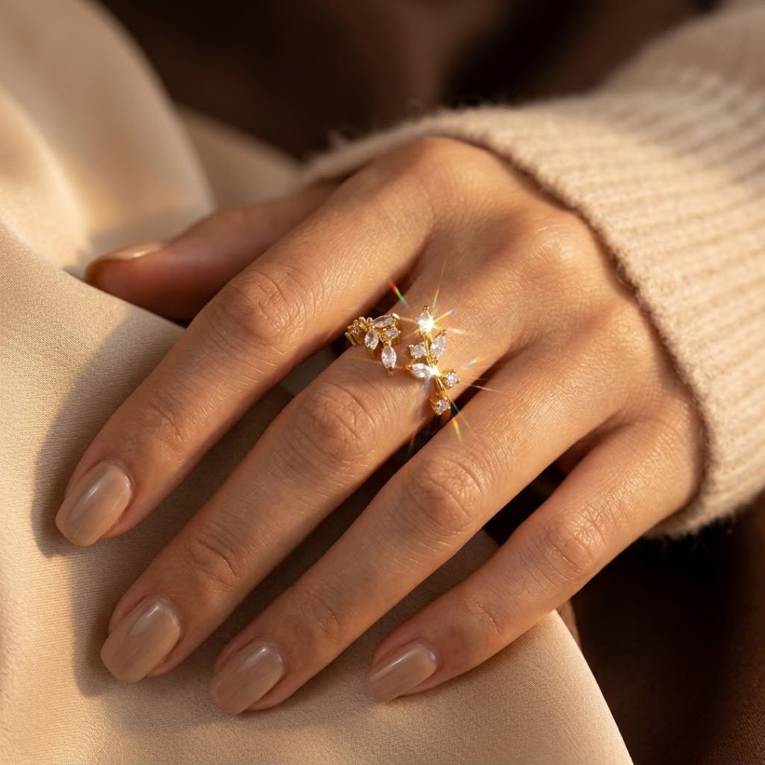 Anillo de oro con hoja abierta