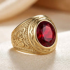 Anillo de oro con grabado y rubí