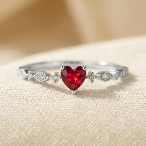 Anillo de oro y rubí en forma de corazón