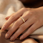 Anillo de oro con incrustaciones