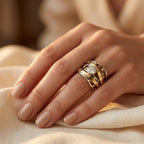 Anillo de plata y oro con montura envolvente