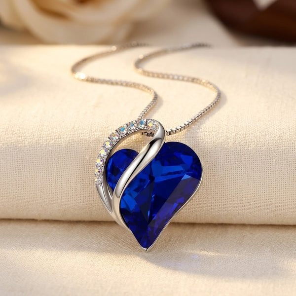 Collar de corazón de zafiro plateado