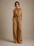 Yanessa| Mono color camel con escote alto anudado y pierna larga
