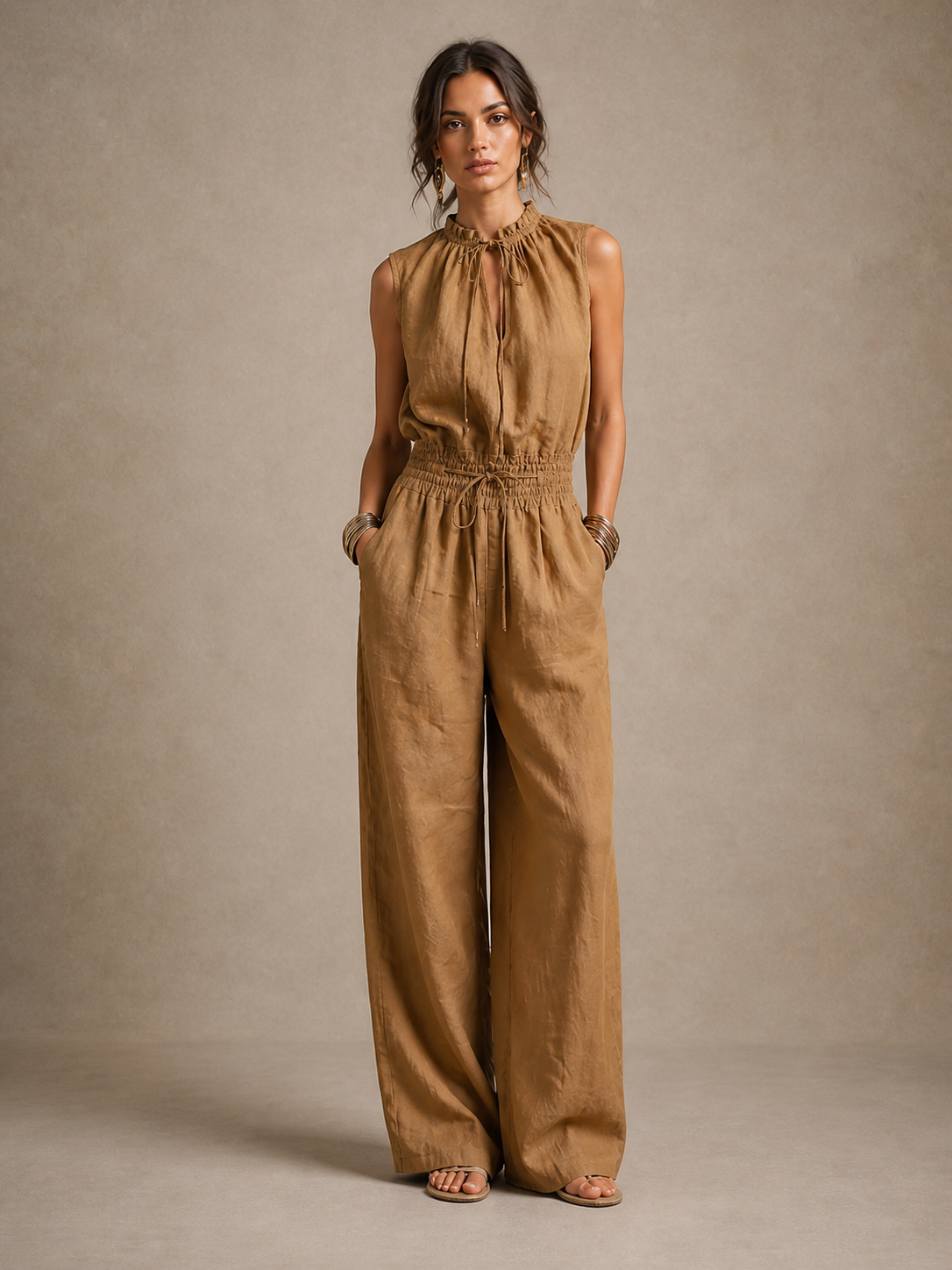 Yanessa| Mono color camel con escote alto anudado y pierna larga