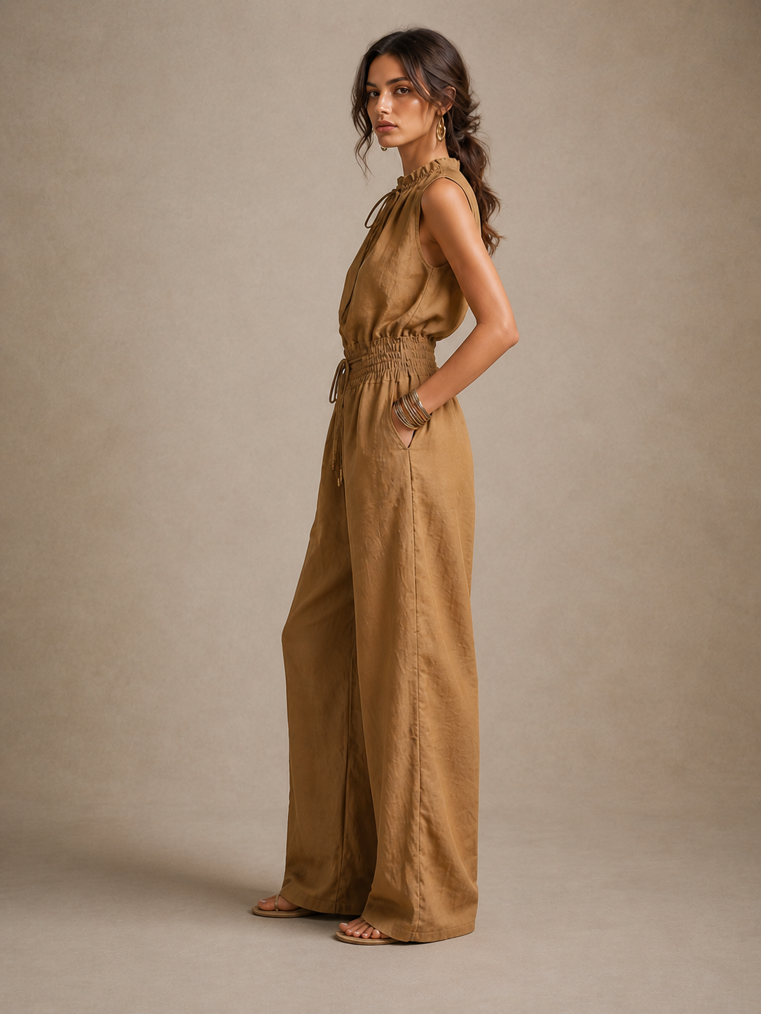 Yanessa| Mono color camel con escote alto anudado y pierna larga