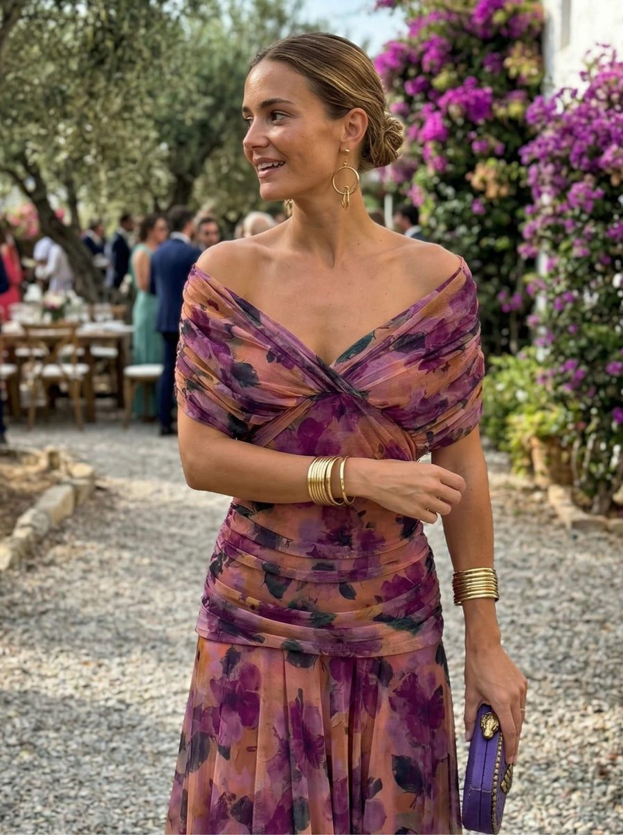 Mujer con vestido largo estampado en una celebración al aire libre