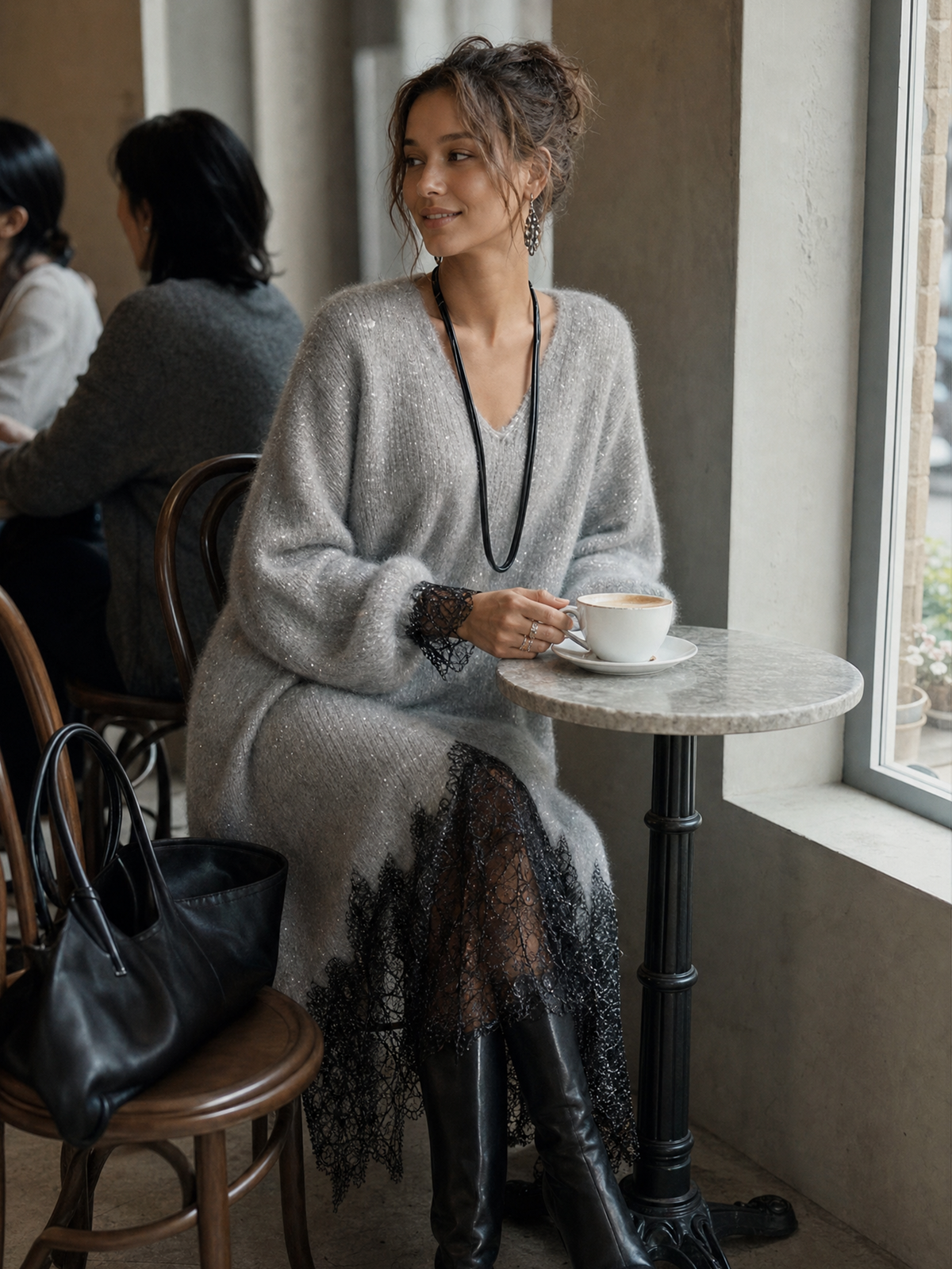 Vestido midi gris de punto con bajo de encaje