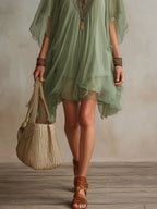 Vestido corto fluido de chiffón verde con escote en V