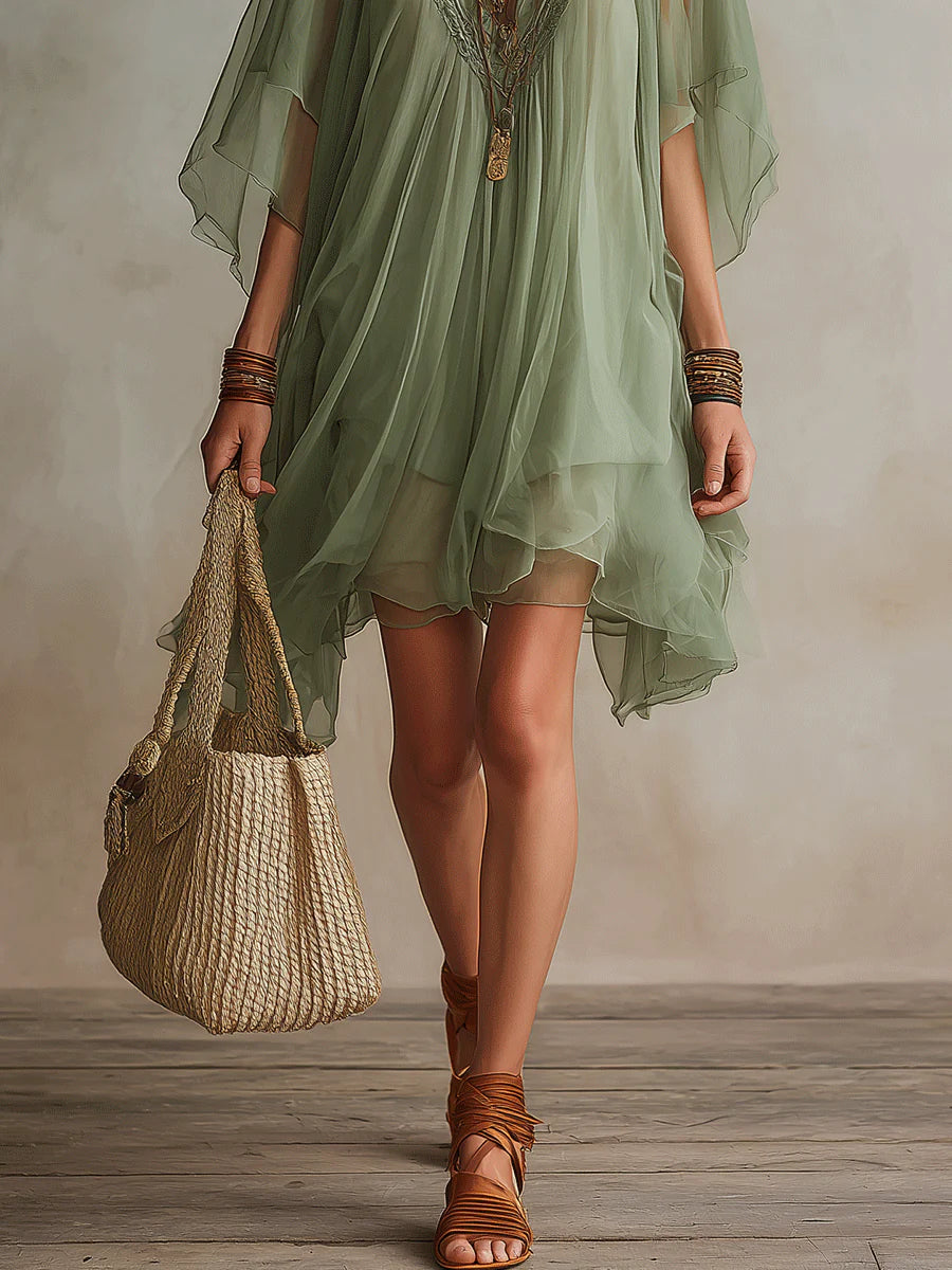 Vestido corto fluido de chiffón verde con escote en V