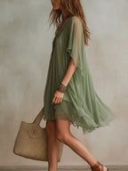 Vestido corto fluido de chiffón verde con escote en V