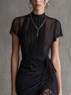 Vestido mini de chiffón negro con cintura plisada