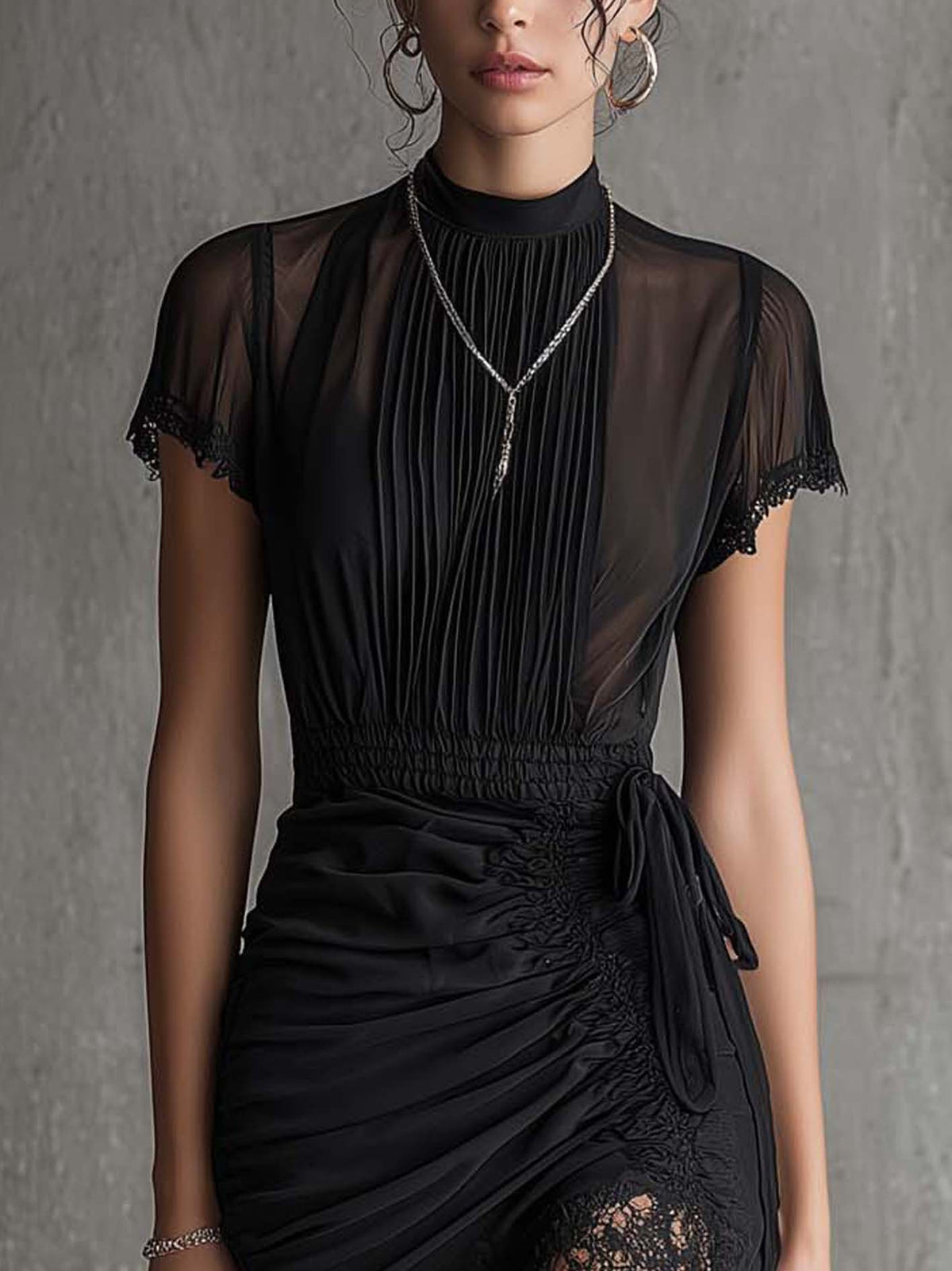 Vestido mini de chiffón negro con cintura plisada