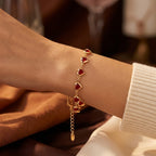 Pulsera de cadena con corazón de rubí dorada
