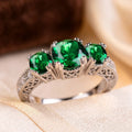 Anillo de tres piedras esmeralda en plata