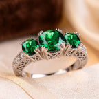 Anillo de tres piedras esmeralda en plata