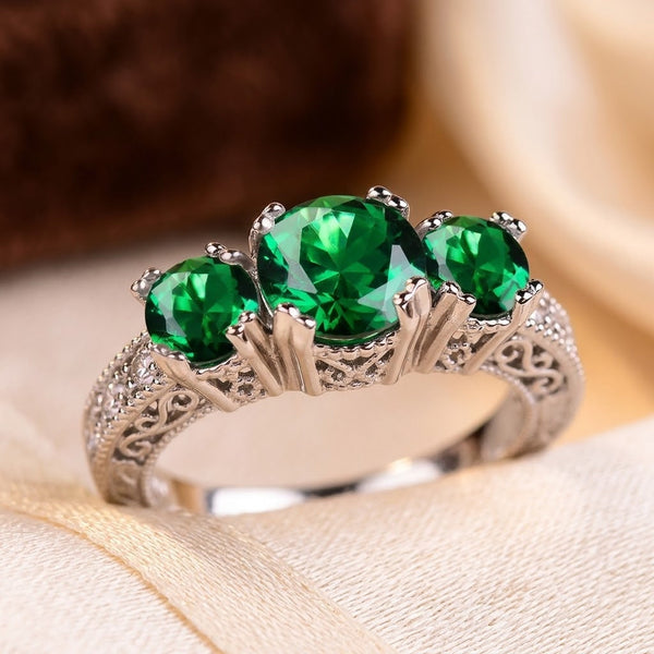 Anillo de tres piedras esmeralda en plata