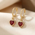 Pendientes colgantes de oro y rubí en forma de corazón