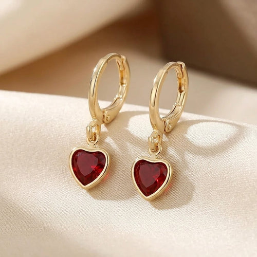 Pendientes colgantes de oro y rubí en forma de corazón