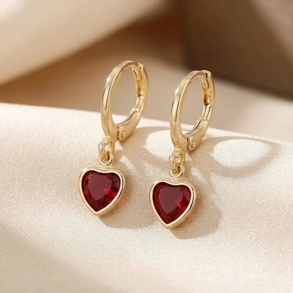 Pendientes colgantes de oro y rubí en forma de corazón