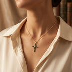 Collar de cruz marquesa de oro y esmeralda
