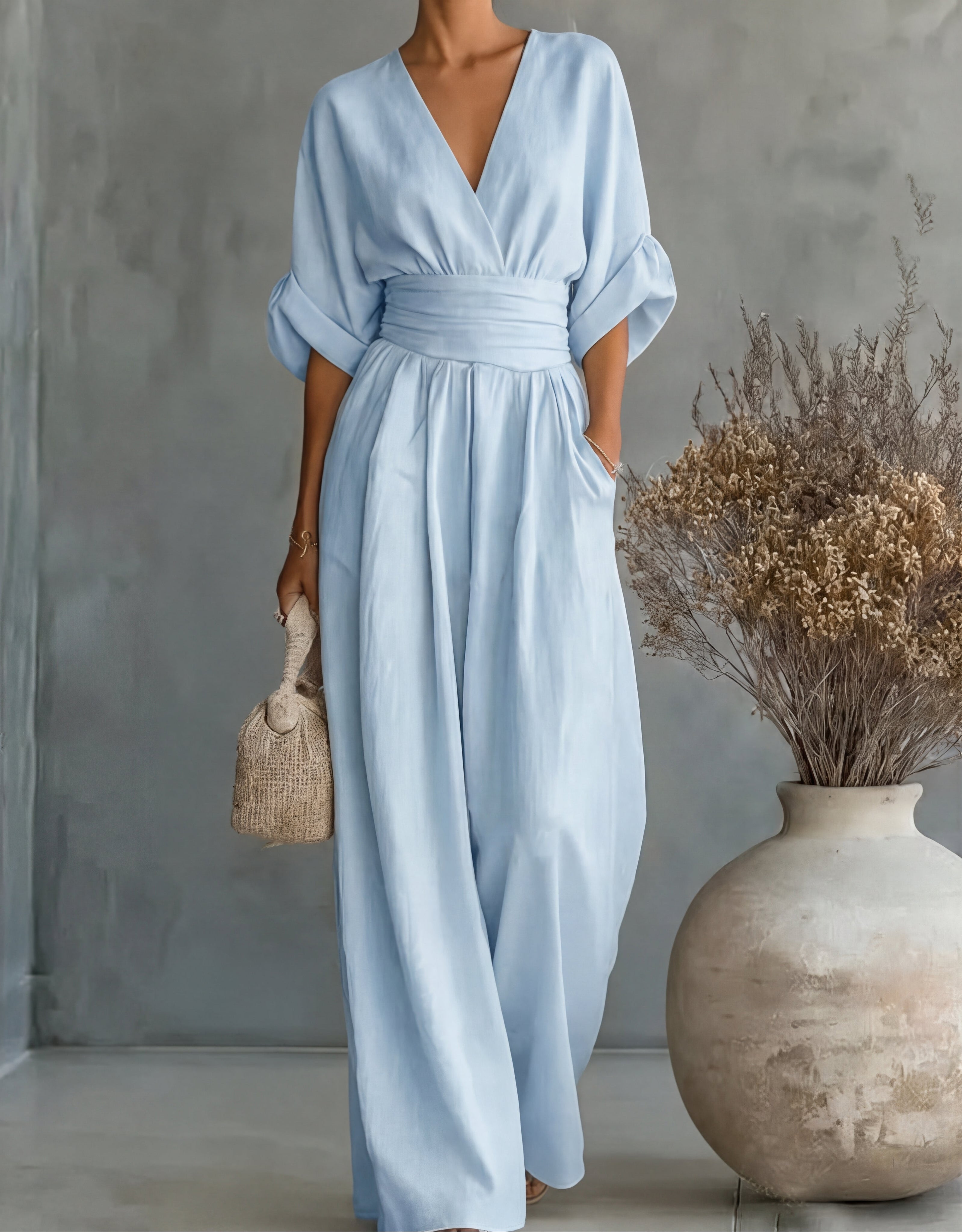 Mono elegante de escote en V y pierna ancha