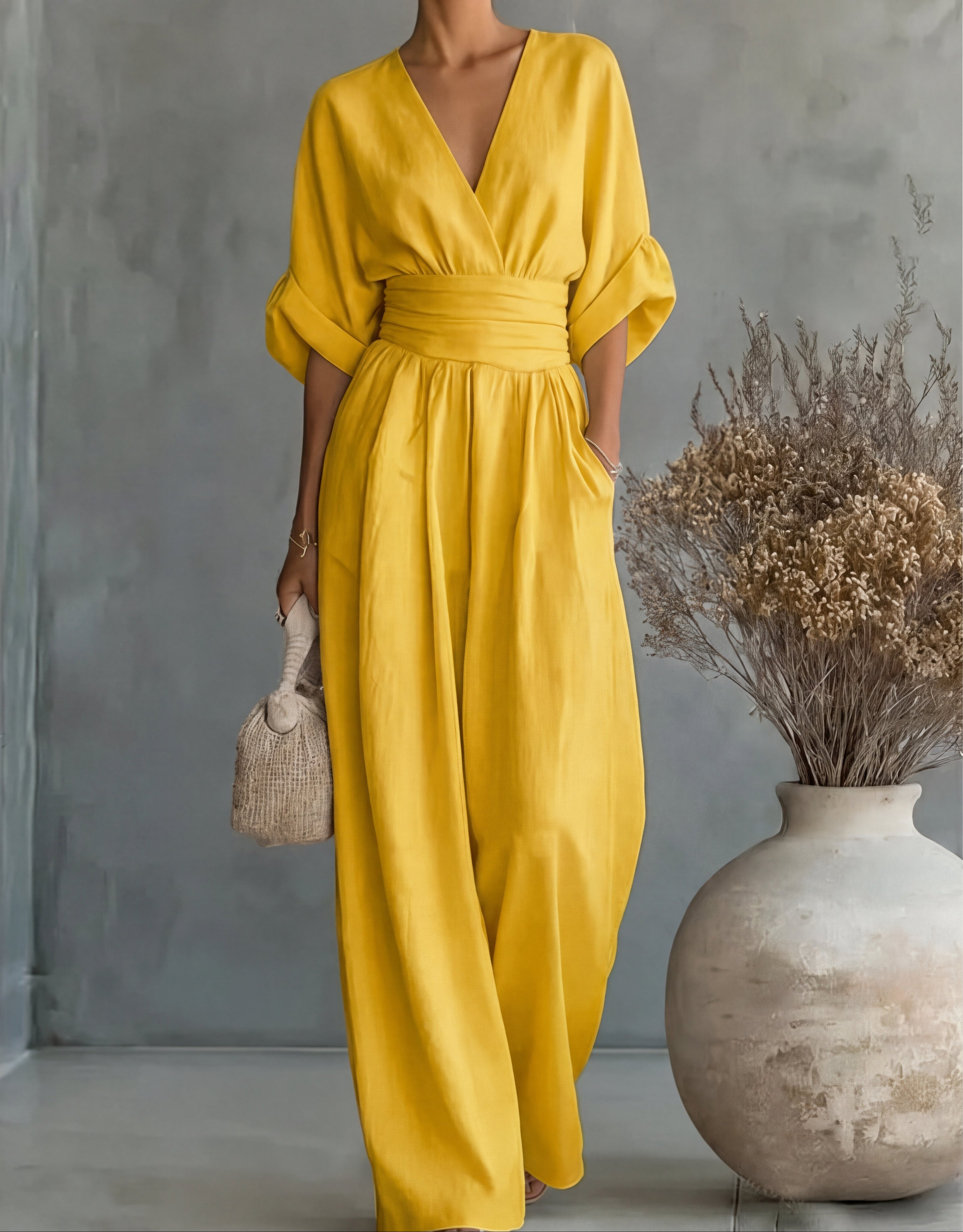 Mono elegante de escote en V y pierna ancha