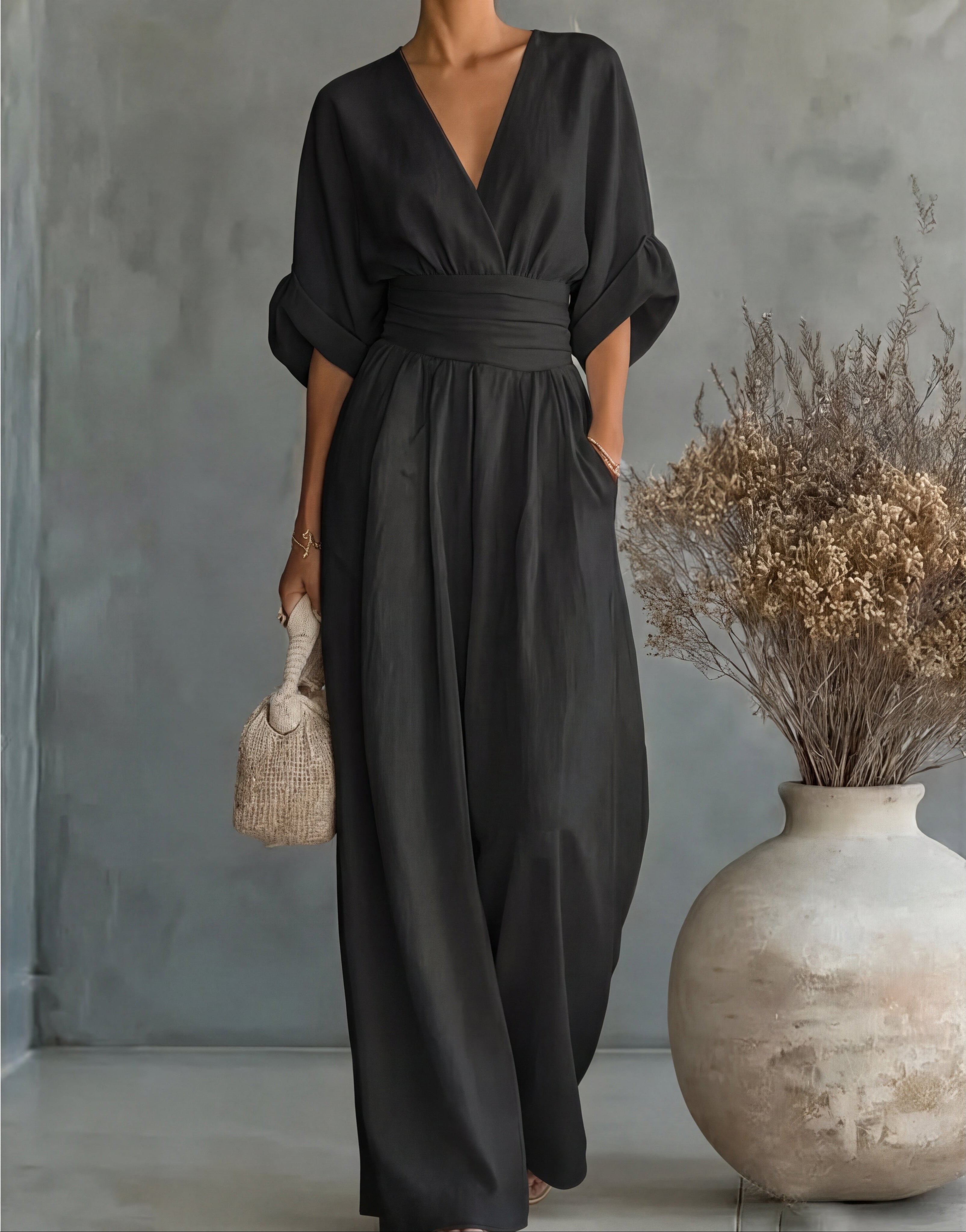 Mono elegante de escote en V y pierna ancha
