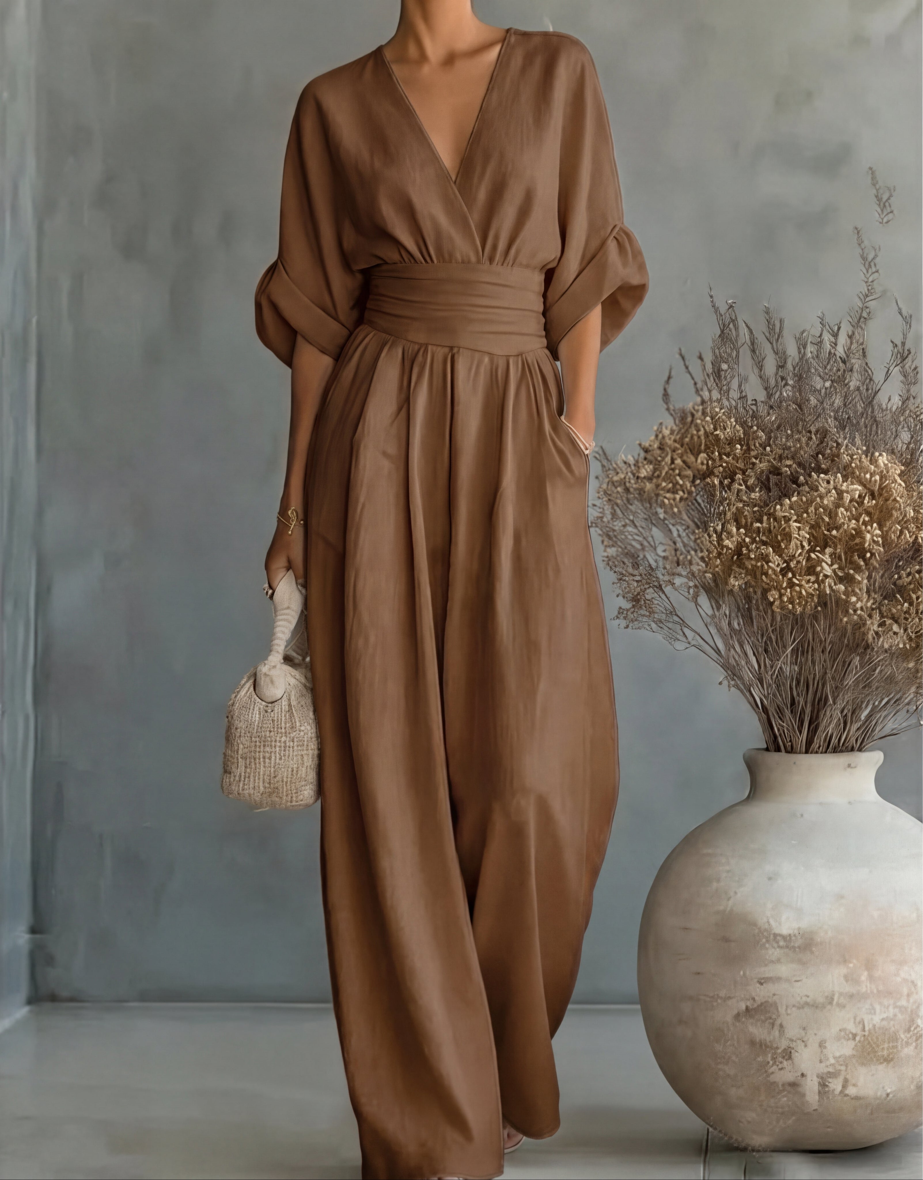 Mono elegante de escote en V y pierna ancha