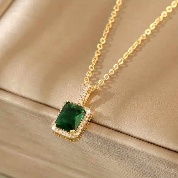 Collar rectangular halo de oro y esmeralda