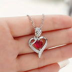 Collar con colgante de corazón de rubí plateado
