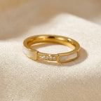 Anillo de oro con incrustaciones