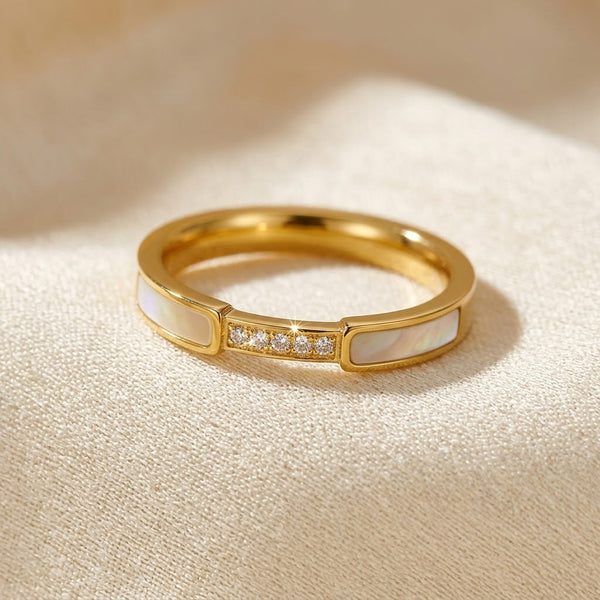 Anillo de oro con incrustaciones