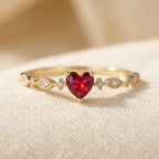 Anillo de oro y rubí en forma de corazón