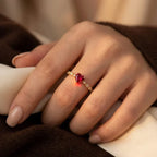Anillo de oro y rubí en forma de corazón
