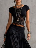 Conjunto con top de encaje negro transparente y falda maxi plisada