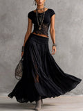 Conjunto con top de encaje negro transparente y falda maxi plisada